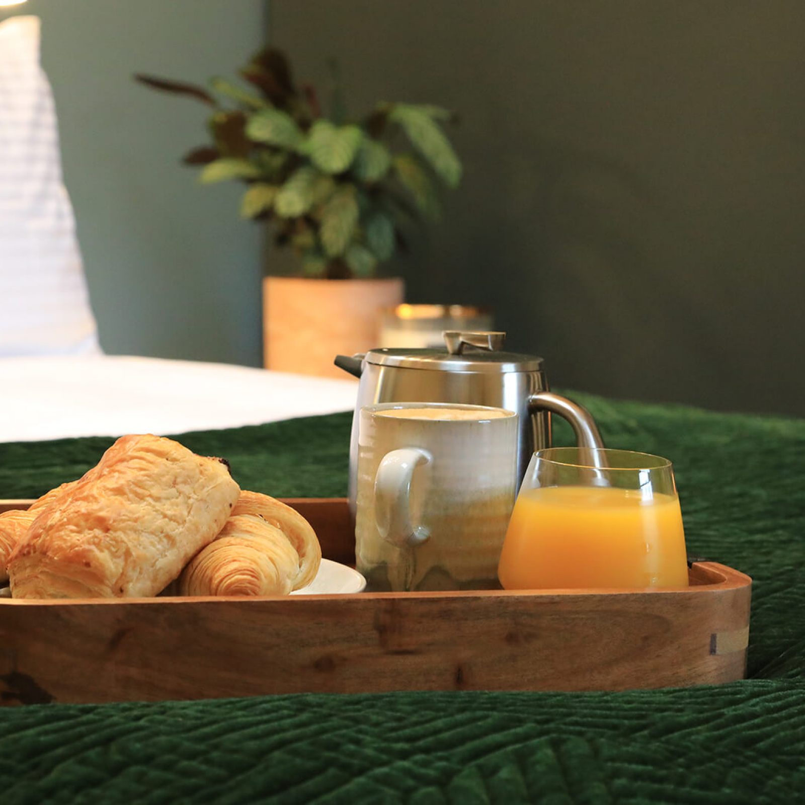 cottage-bedroom-breakfast