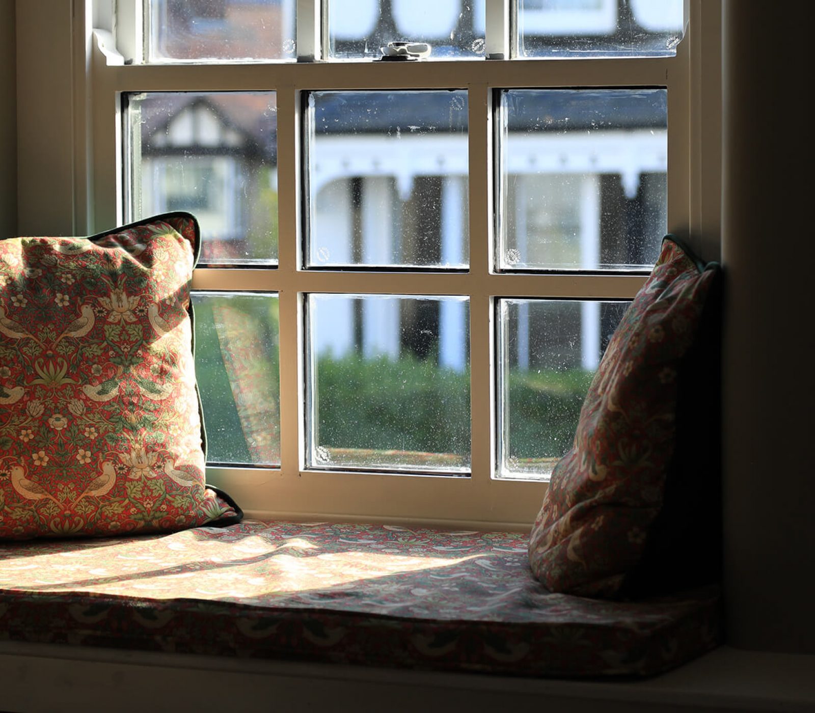 cottage-bedroom-reading-nook
