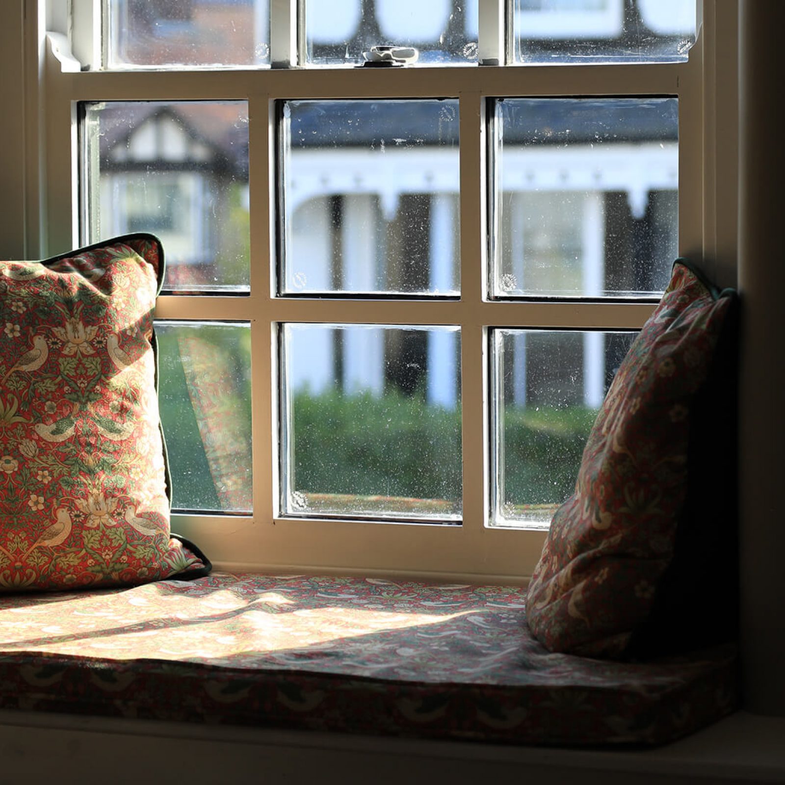 cottage-bedroom-reading-nook