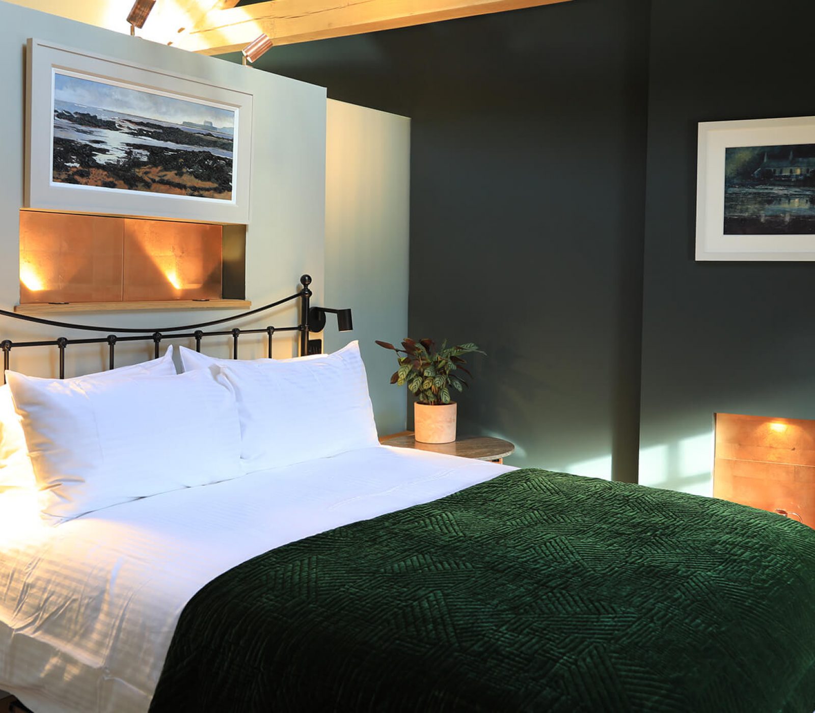 cottage-bedroom-wide