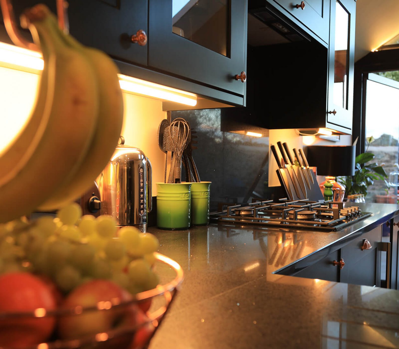 cottage-kitchen-bench