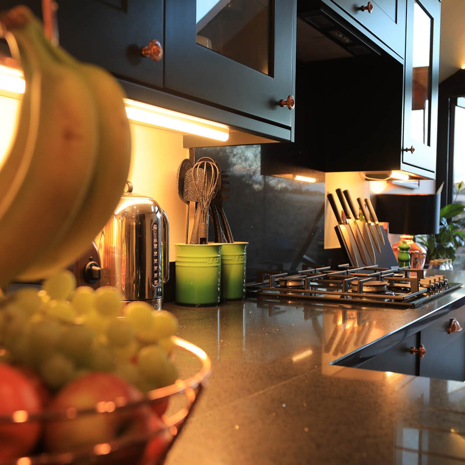 cottage-kitchen-bench